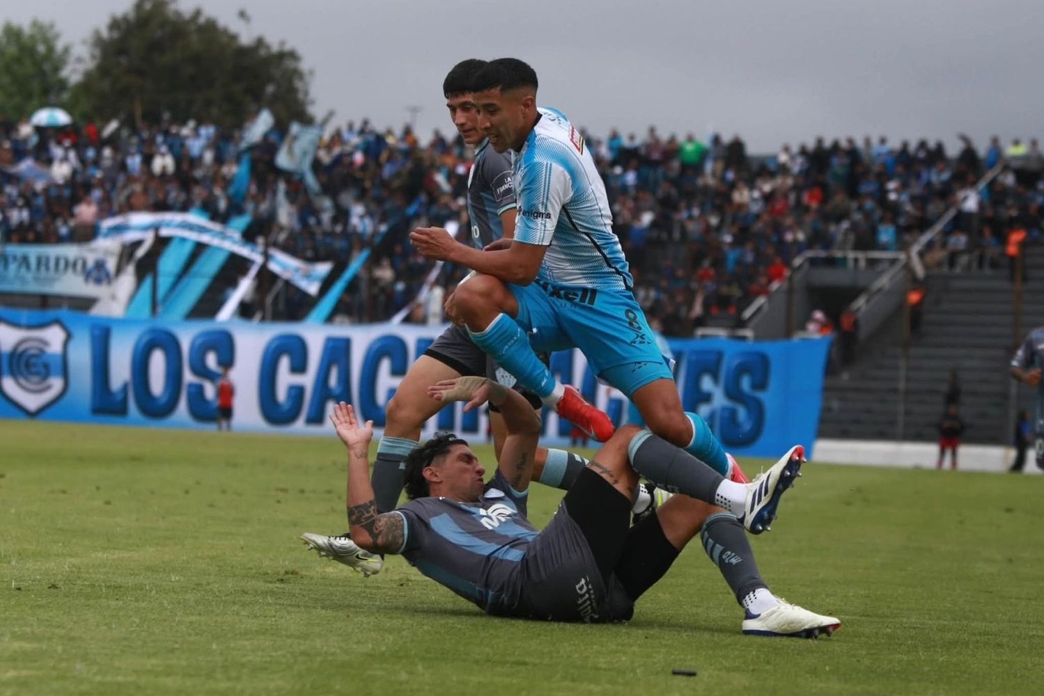 Los dos cabezazos de Fabricio Rojas y Manuel Guanini en el tramo final del complemento, ambos tras centros de Lautaro Montoya sin marca de la defensa “albiceleste”, consumaron una remontada que le quitó al “Lobo” tres puntos que tenía prácticamente en el bolsillo.