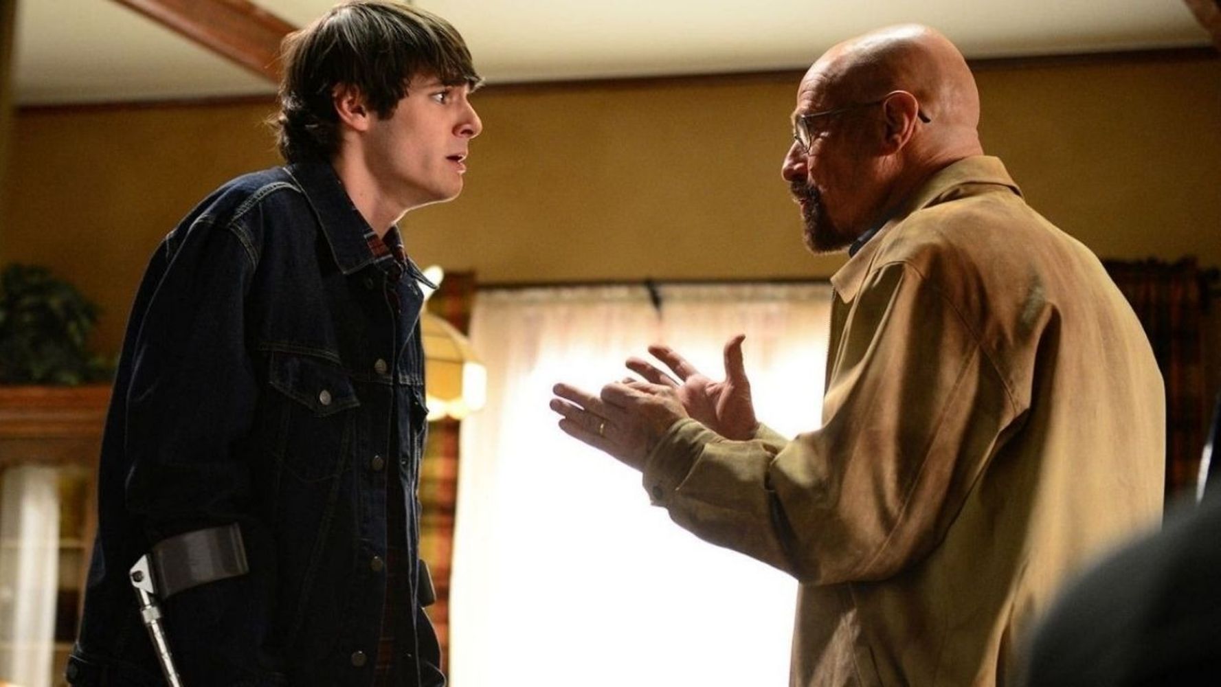 El actor interpretó a Walter White Jr., el hijo de Walter White, durante las cinco temporadas de la serie.