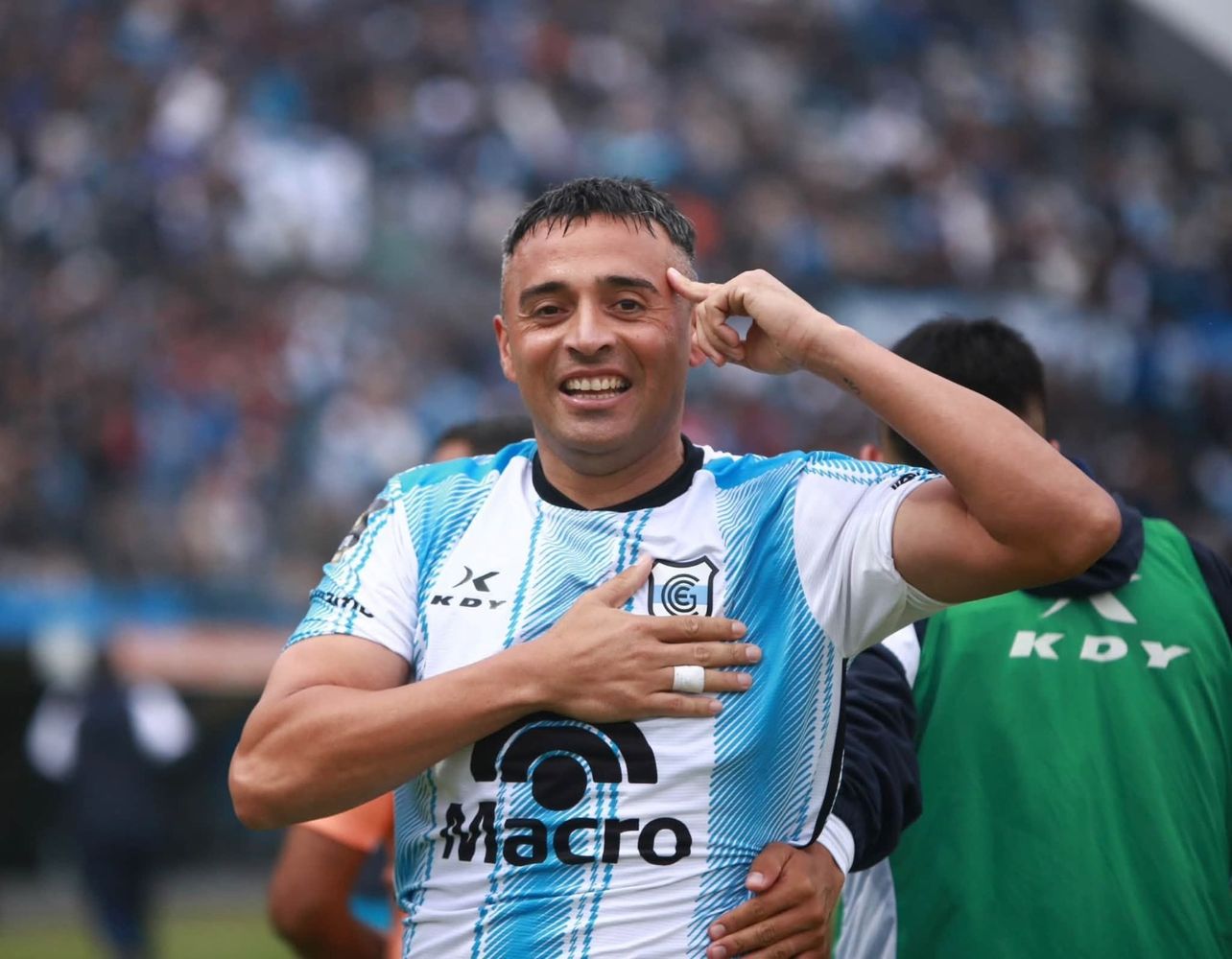 El “Oso” Molina convirtió el segundo gol desde los doce pasos con un remate cruzado inatajable para Cosentino, en una tarde en la que el mediocampista fue el jugador más influyente del conjunto jujeño.