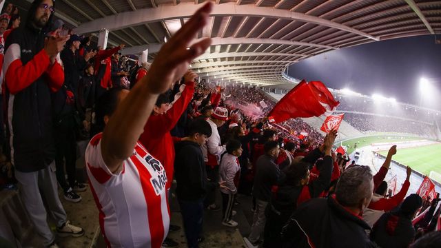 Los hinchas de Instituto, subidos a la ilusión por la gran campaña del equipo de Diego Flores.