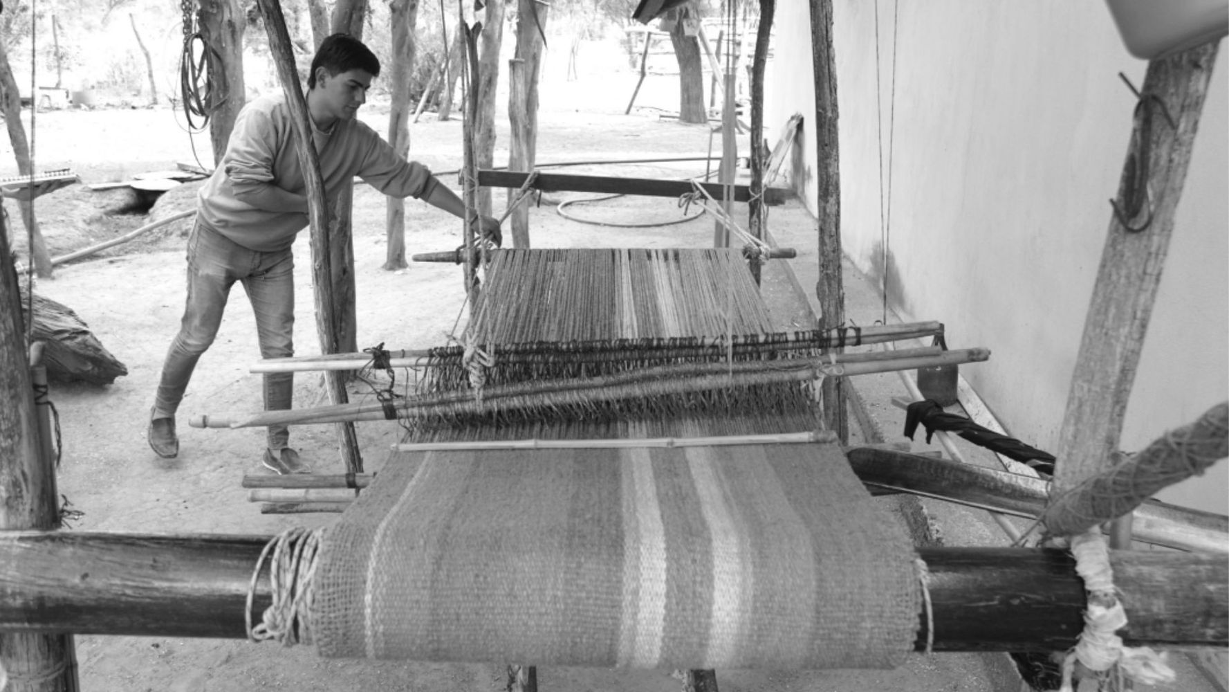 Quién es Erick Rojas, el artesano que prepara un poncho para el Papa.