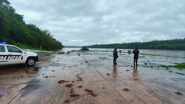 Crecida del Paraná: suspendieron los servicios de balsas y lanchas en Eldorado y la zona norte.