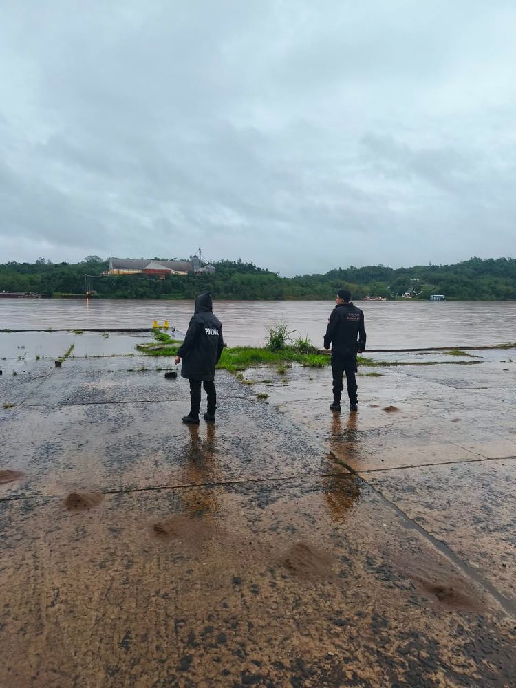 Crecida del Paraná: suspendieron los servicios de balsas y lanchas en Eldorado y la zona norte.