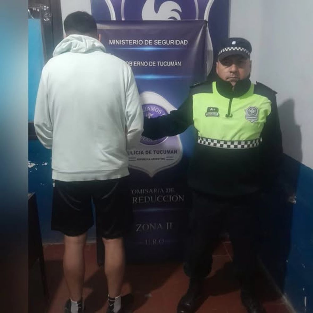 El conductor habría dejado el lugar y chocó contra una pared.