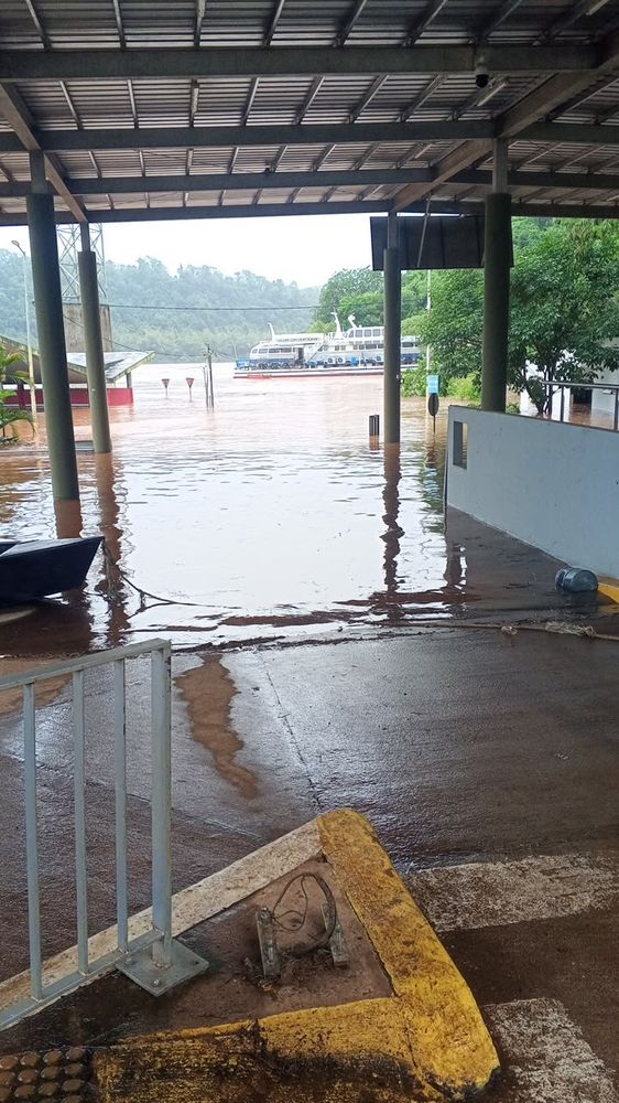 La Policía de Misiones releva zonas inundables y mantiene los controles preventivos ante las intensas lluvias.