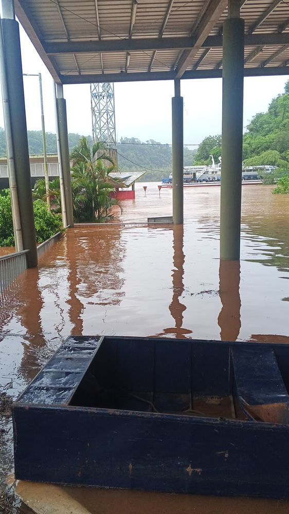 La Policía de Misiones releva zonas inundables y mantiene los controles preventivos ante las intensas lluvias.