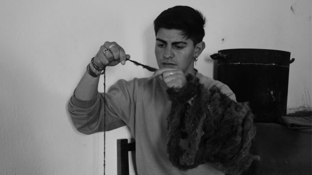 Quién es Erick Rojas, el artesano que prepara un poncho para el Papa.