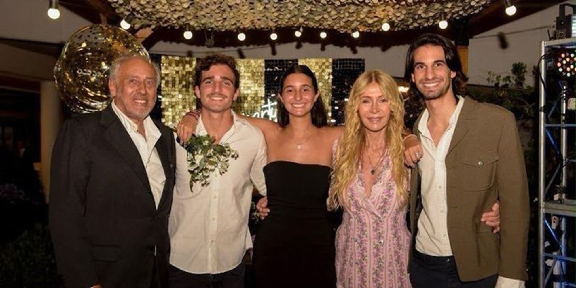 Cris Morena y la foto que publicó en sus redes, junto a Gustavo Yankelevich y sus tres nietos, los hijos de Romina Yan.