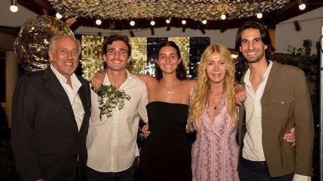 Cris Morena y la foto que publicó en sus redes, junto a Gustavo Yankelevich y sus tres nietos, los hijos de Romina Yan.