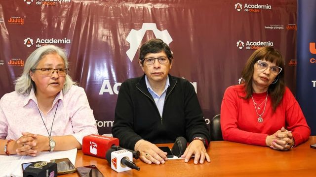 De izquierda a derecha, Gabriela Burgos, de la Fundación Alameda; Freddy Berdeja, secretario provincial de Trabajo; y Zulma Piniella, secretaria de Interior, de UPCN Jujuy, en el anuncio de la Jornada Provincial contra la Trata de Personas “Nuevas formas de explotación”.
