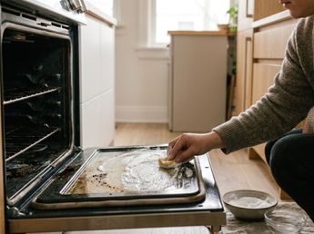 Los expertos en limpieza coinciden: hay que mezclar bicarbonato, agua y vinagre para ablandar la grasa acumulada en el horno