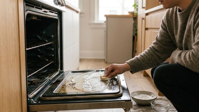 Las claves para limpiar el horno sin dañarlo.