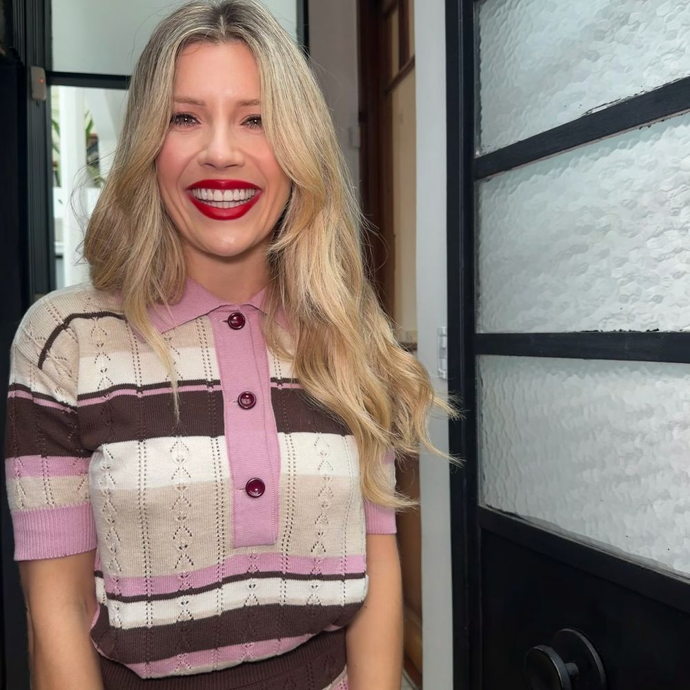 Laurita Fernández se sumó a la tendencia del tejido a rayas y dio cátedra de estilo con un look en colores pasteles