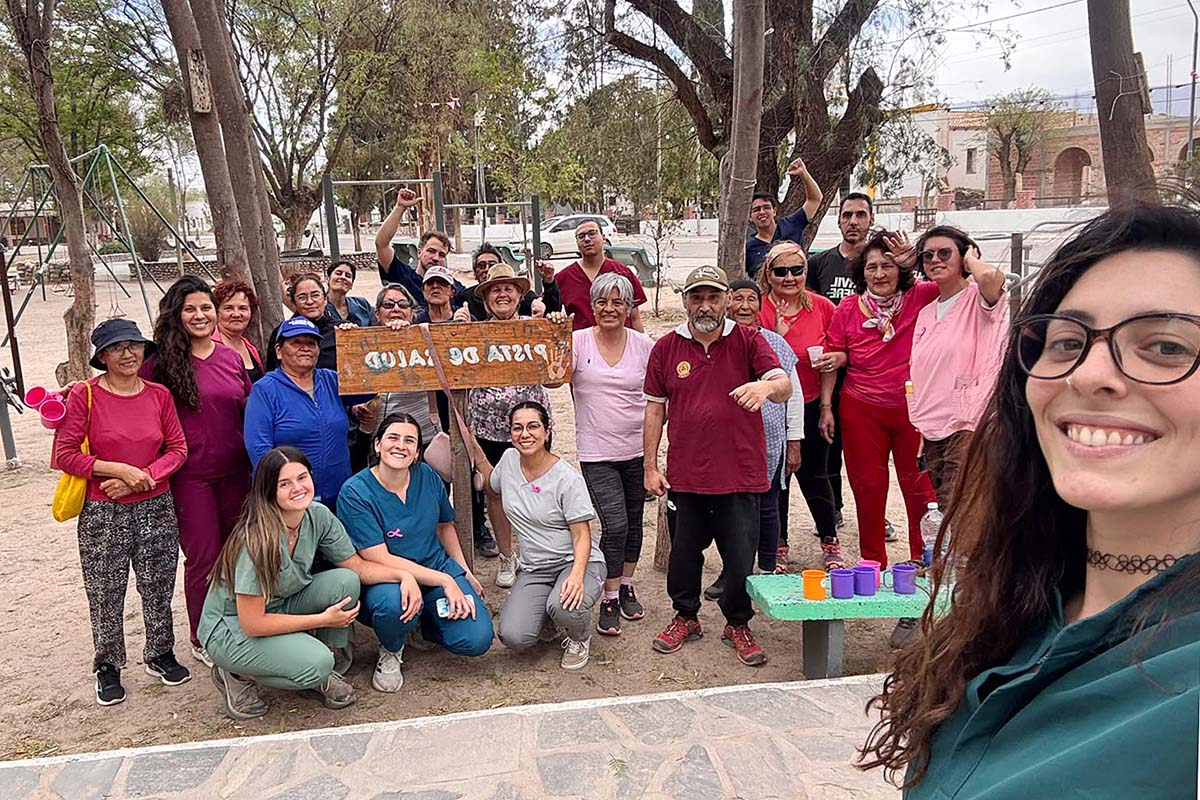 Estudiantes avanzadas de Medicina de la UNT coordinaron la actividad física en la pista de salud de la plaza San Martín.