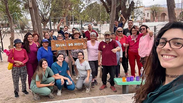Estudiantes avanzadas de Medicina de la UNT coordinaron la actividad física en la pista de salud de la plaza San Martín.