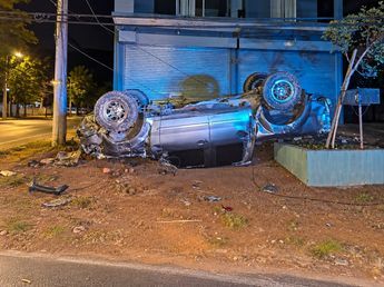 Una camioneta volcó en Carlos Paz tras chocar contra un poste y tres pilares