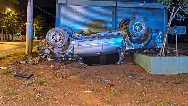 La camioneta quedó con las ruedas hacia arriba tras el violento accidente ocurrido en Villa Carlos Paz.