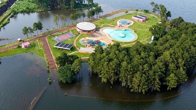 La crecida del lago Urugua-í dejó rodeado de agua al Parque Acuático de Puerto Libertad.
