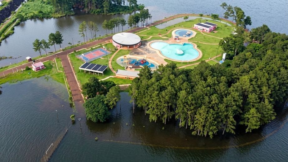 La crecida del lago Urugua-í dejó rodeado de agua al Parque Acuático de Puerto Libertad