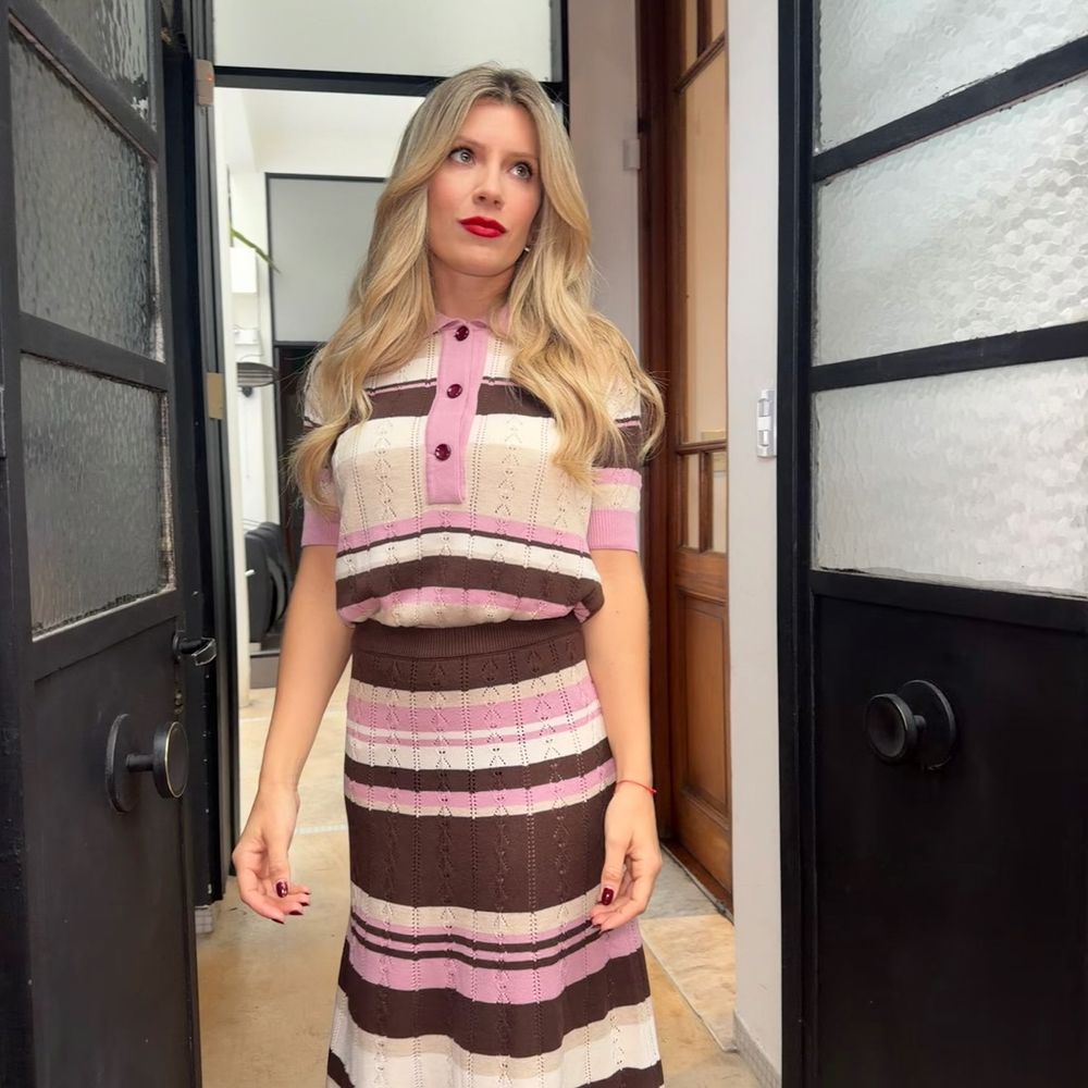 Laurita Fernández se sumó a la tendencia del tejido a rayas y dio cátedra de estilo con un look en colores pasteles