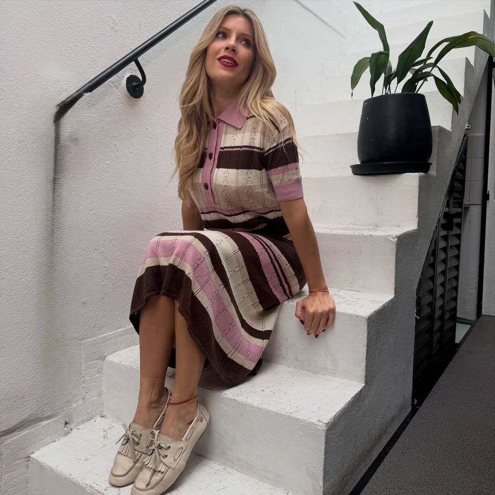 Laurita Fernández se sumó a la tendencia del tejido a rayas y dio cátedra de estilo con un look en colores pasteles