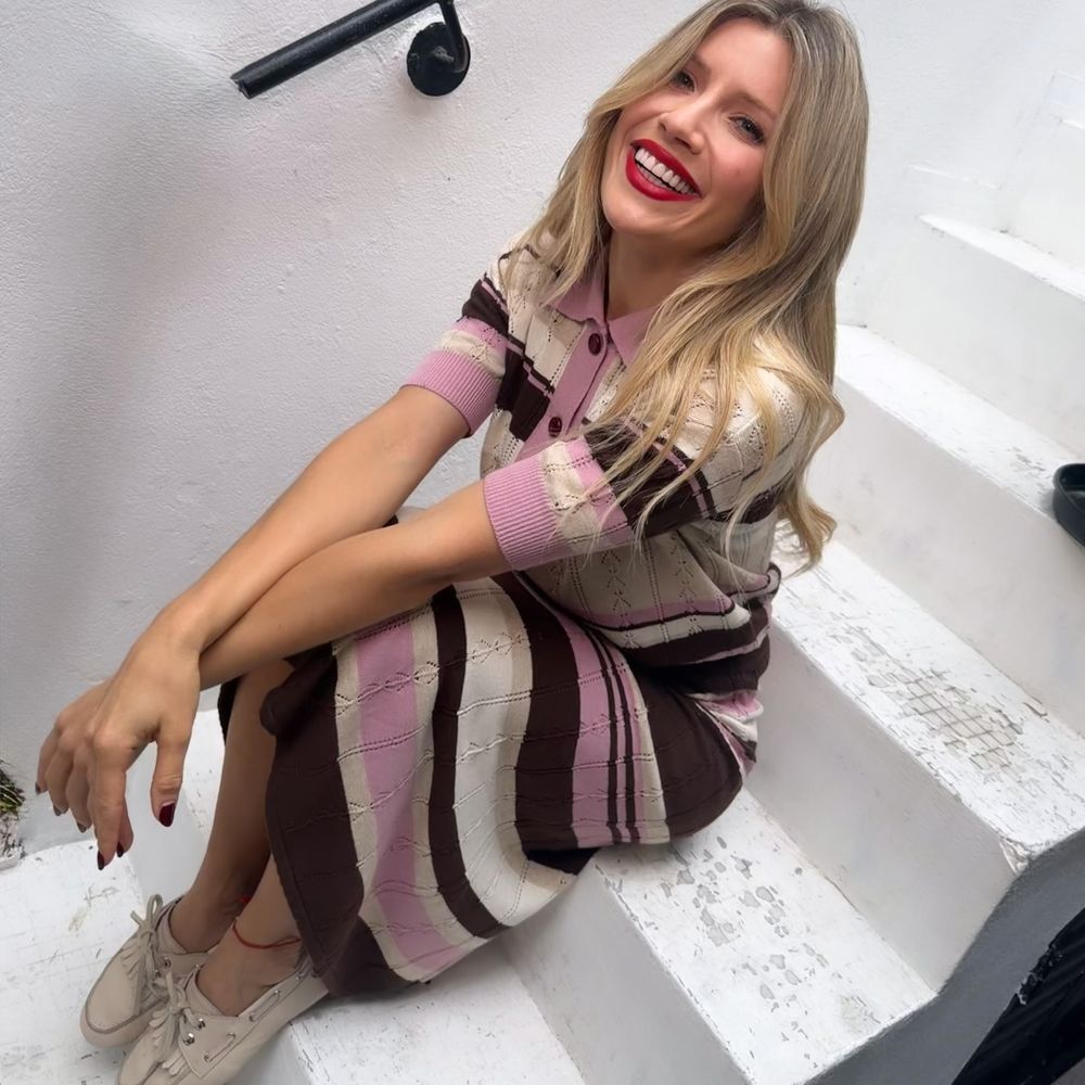 Laurita Fernández se sumó a la tendencia del tejido a rayas y dio cátedra de estilo con un look en colores pasteles