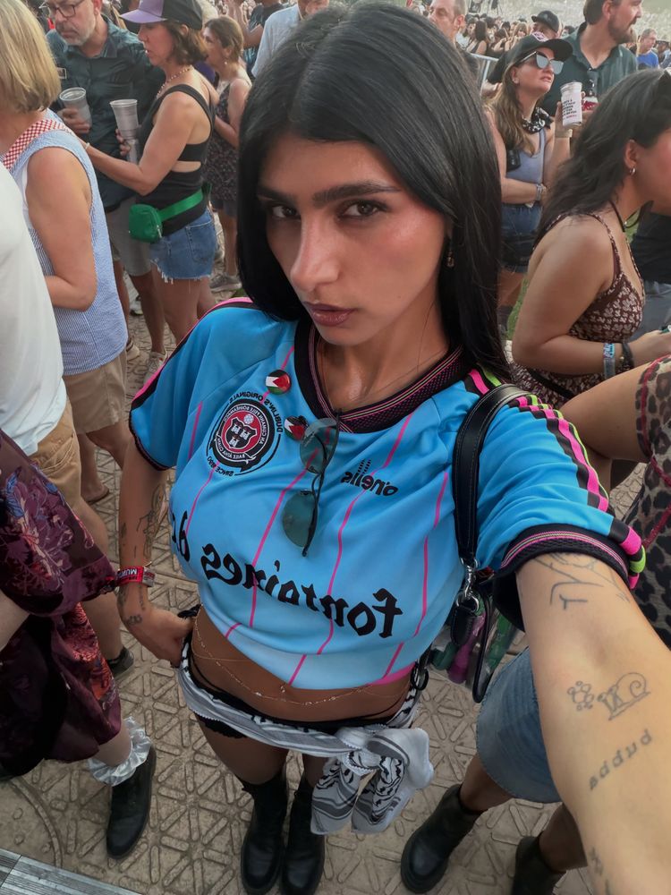Camiseta de fútbol estilo vintage, minishort y botas con suela "track": Mia Khalifa arrasó con un look "blockcore" en tendencia