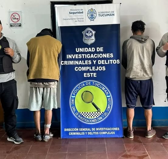 Lo identificaron durante un patrullaje preventivo. Su acompañante, de 19 años, también fue aprehendido por resistirse a la intervención.
