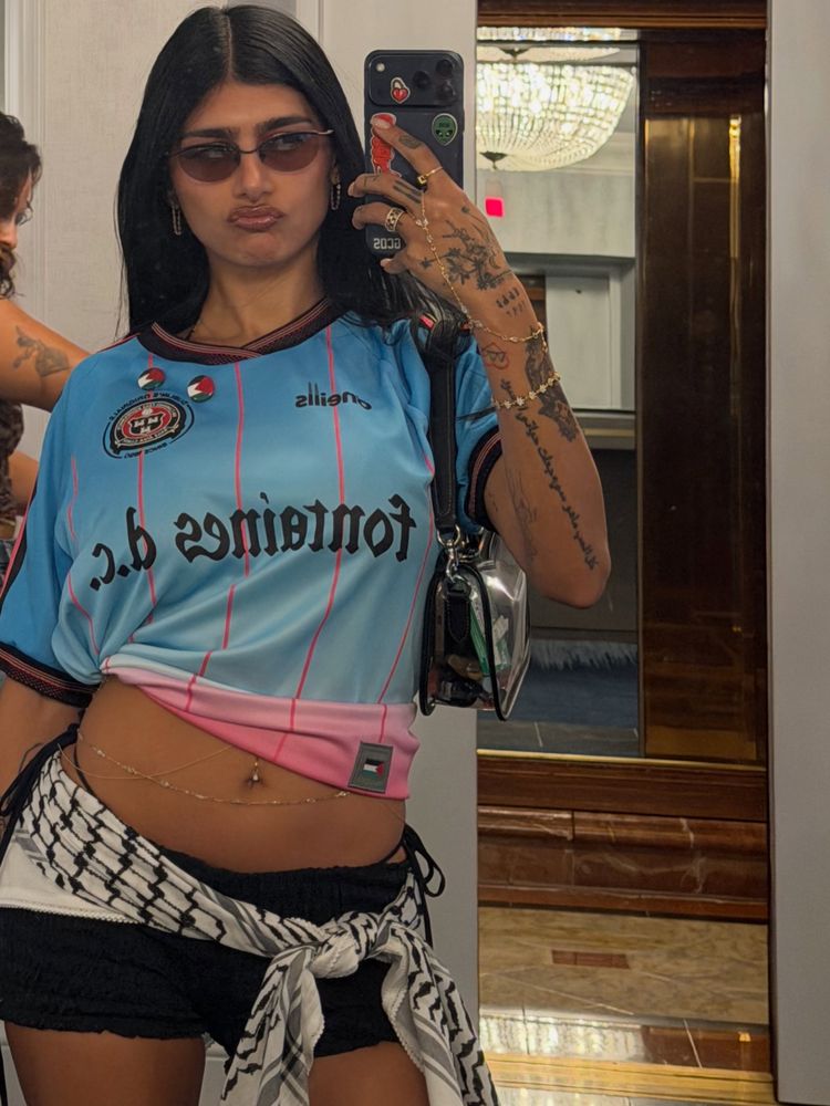 Camiseta de fútbol estilo vintage, minishort y botas con suela "track": Mia Khalifa arrasó con un look "blockcore" en tendencia