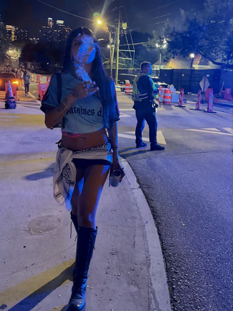 Camiseta de fútbol estilo vintage, minishort y botas con suela "track": Mia Khalifa arrasó con un look "blockcore" en tendencia