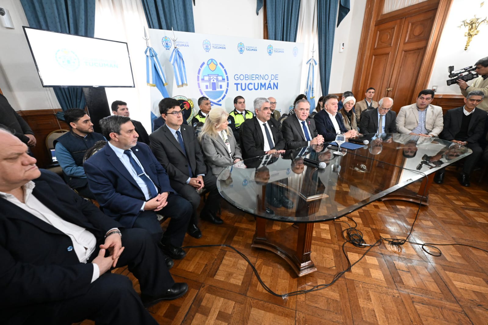El gobernador Osvaldo Jaldo encabezó la conferencia de prensa en Casa de Gobierno.