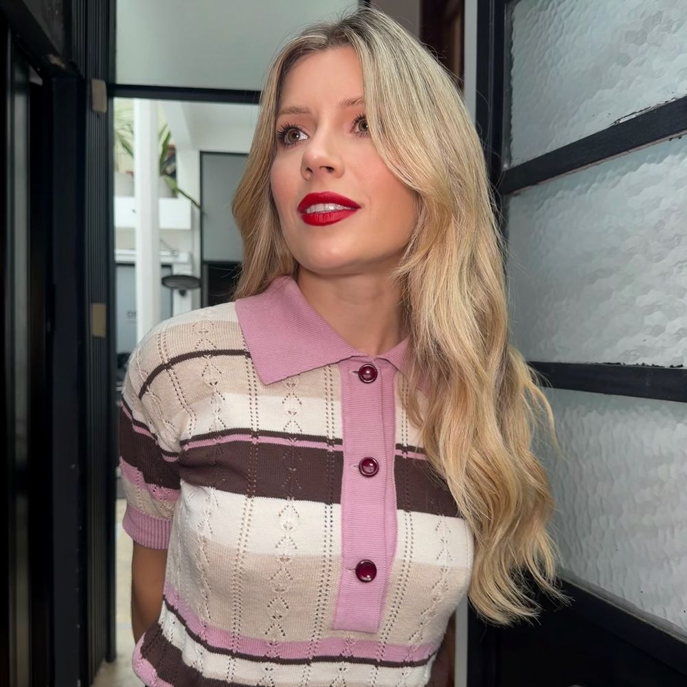 Laurita Fernández se sumó a la tendencia del tejido a rayas y dio cátedra de estilo con un look en colores pasteles