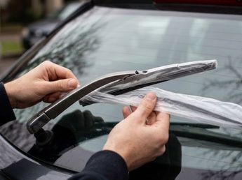 Poner una bolsa de plástico en los limpiaparabrisas del coche: para qué sirve y por qué lo recomiendan algunos conductores
