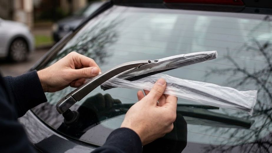 Poner una bolsa de plástico en los limpiaparabrisas del coche: para qué sirve y por qué lo recomiendan algunos conductores