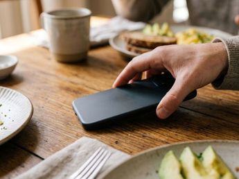 Poner el celular boca abajo cuando se habla con otras personas: qué significa y por qué algunos psicólogos lo recomiendan