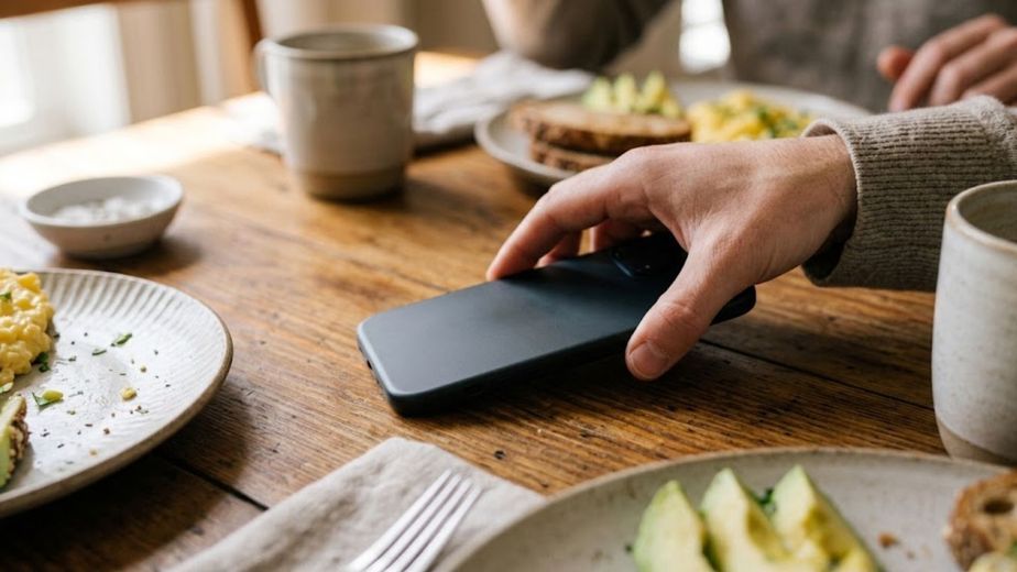 Poner el celular boca abajo cuando se habla con otras personas: qué significa y por qué algunos psicólogos lo recomiendan