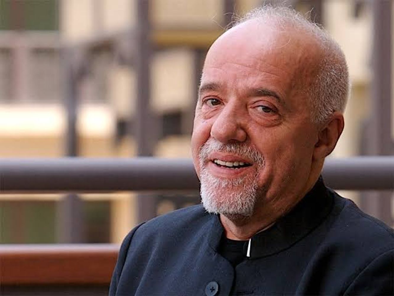 La noble reflexión de Paulo Coelho, escritor, sobre la riqueza: "No midas tu riqueza por el dinero que tienes, mídela por aquellas cosas que tienes y no cambiarías por dinero"