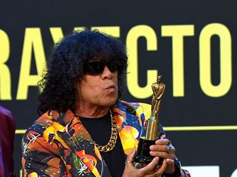 La Mona Jiménez fue homenajeado en los Martín Fierro de la Música por sus 60 años de carrera