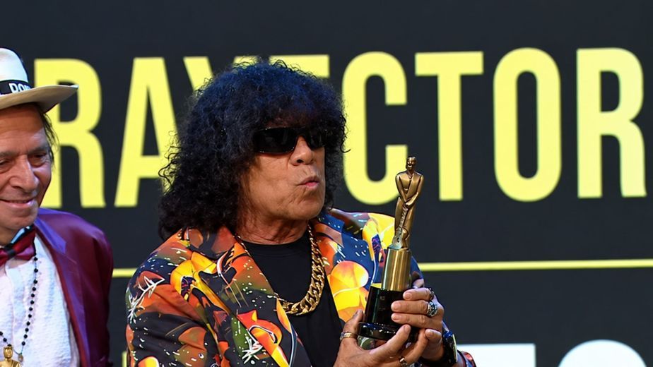 La Mona Jiménez fue homenajeado en los Martín Fierro de la Música por sus 60 años de carrera