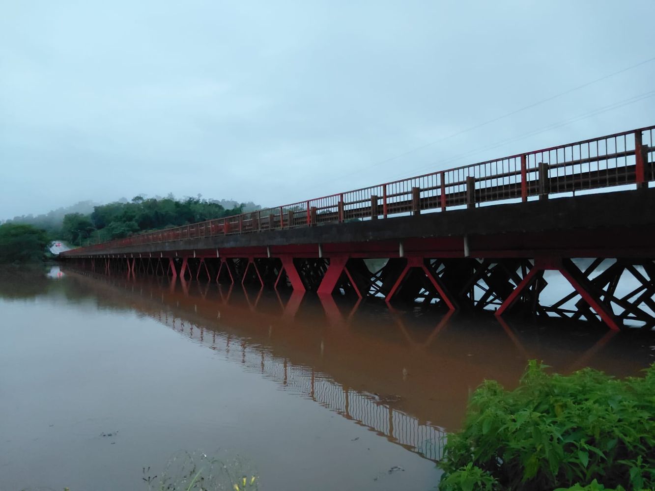La crecida de los arroyos mantiene cortados dos puentes de la Ruta 12 en Misiones.