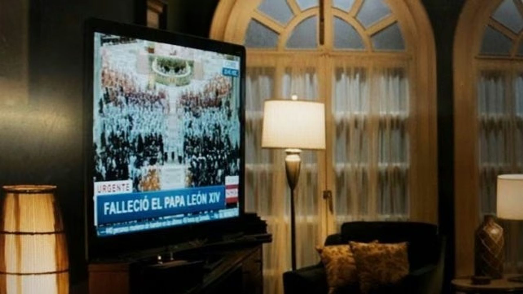 Un noticiero ficticio anuncia la muerte de un papa llamado León XIV al comienzo del filme.