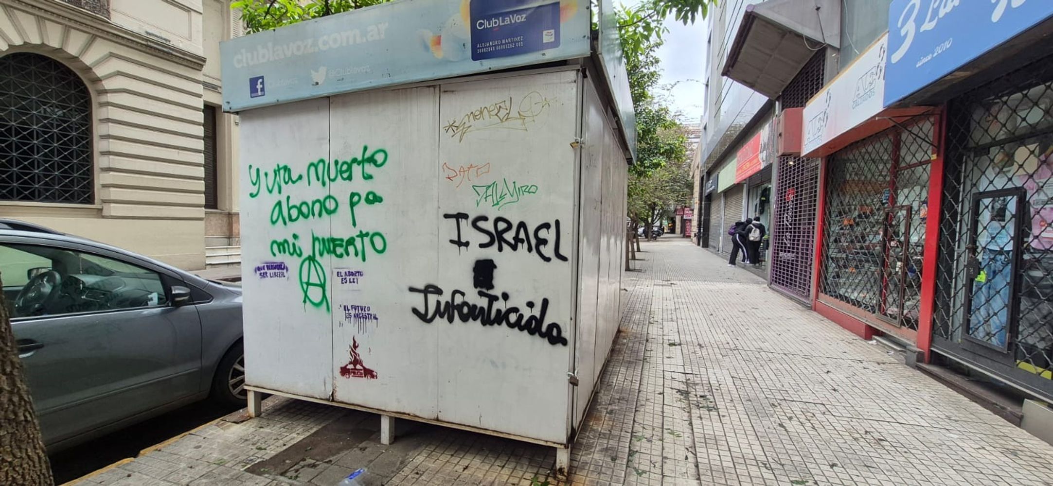 Parte de las pinturas y daños en el Centro de Córdoba.