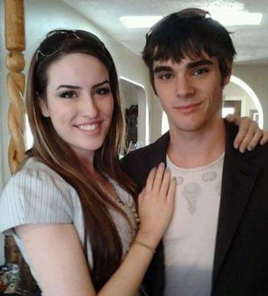 RJ Mitte y Saint Sasha.