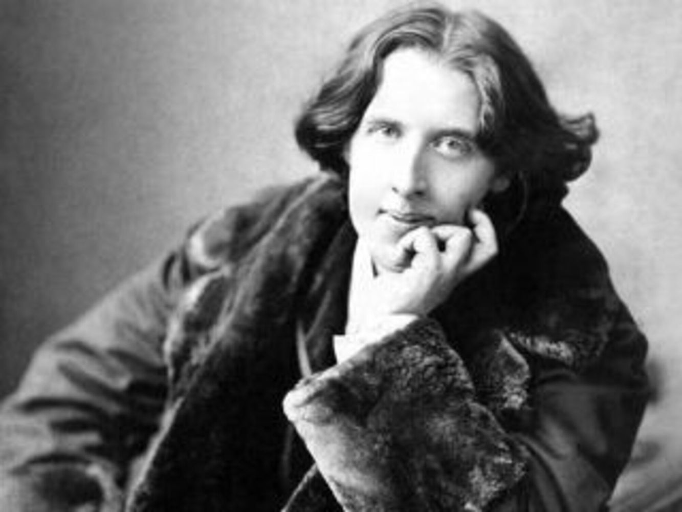 La cruda reflexión de Oscar Wilde, escritor, sobre el comportamiento humano: “El hombre es menos él mismo cuando habla en su propia persona. Dale una máscara y te dirá la verdad”