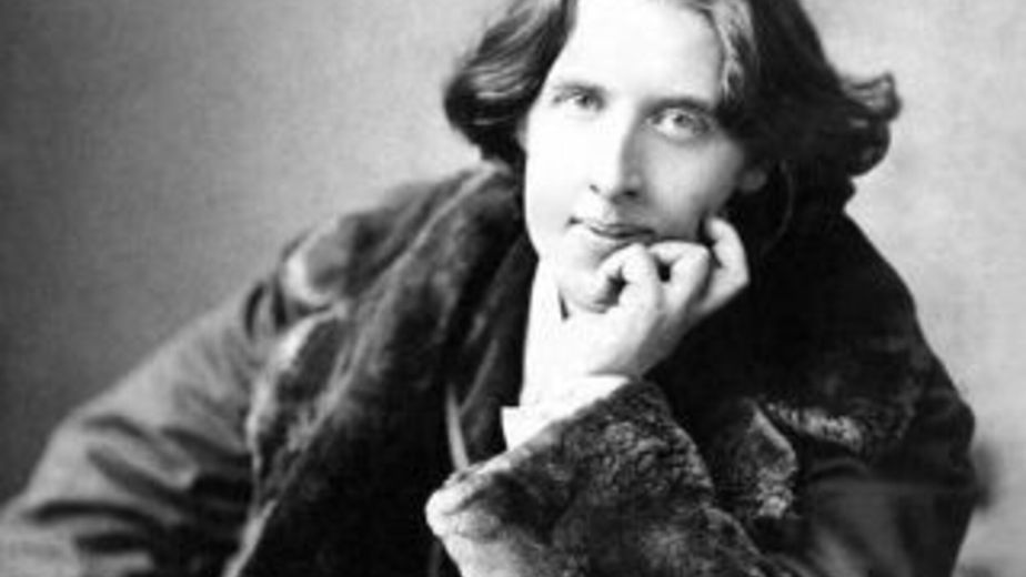 La cruda reflexión de Oscar Wilde, escritor, sobre el comportamiento humano: “El hombre es menos él mismo cuando habla en su propia persona. Dale una máscara y te dirá la verdad”