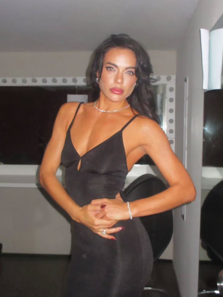 Emilia Attias sacó su lado más audaz con un minidress ajustado al cuerpo y se robó todas las miradas: "Jugando"
