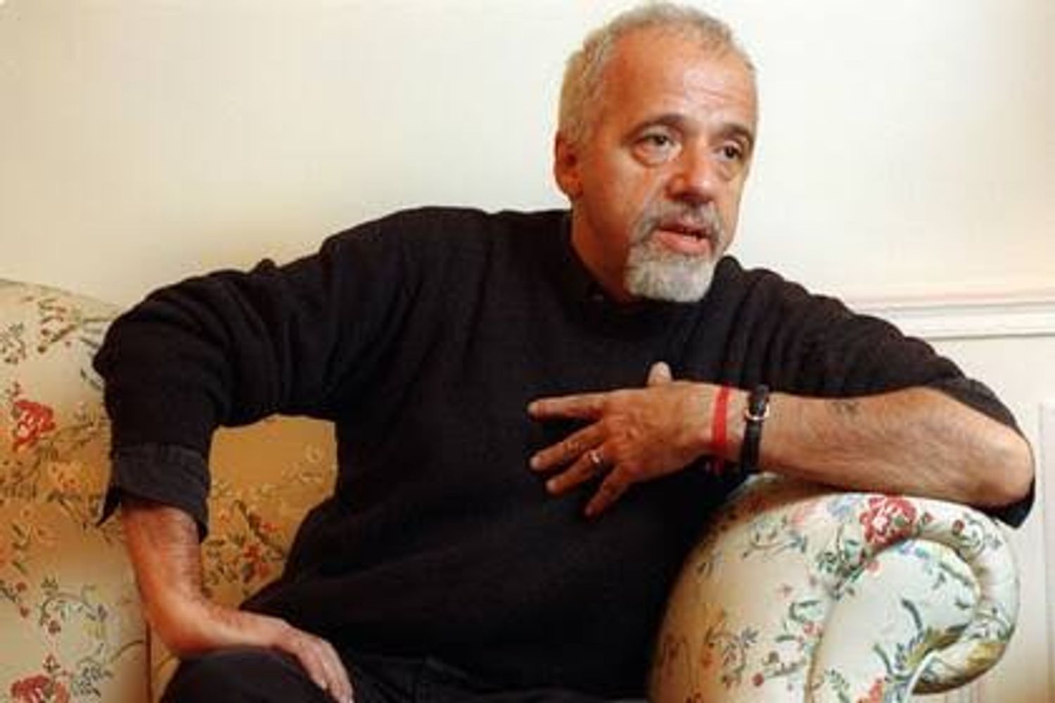 La noble reflexión de Paulo Coelho, escritor, sobre la riqueza: "No midas tu riqueza por el dinero que tienes, mídela por aquellas cosas que tienes y no cambiarías por dinero"