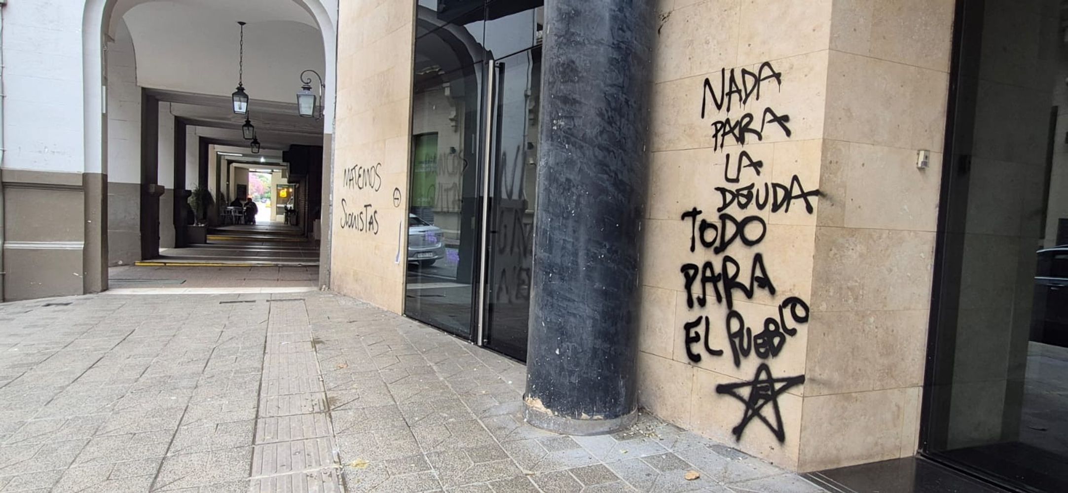 Parte de las pinturas y daños en el Centro de Córdoba.