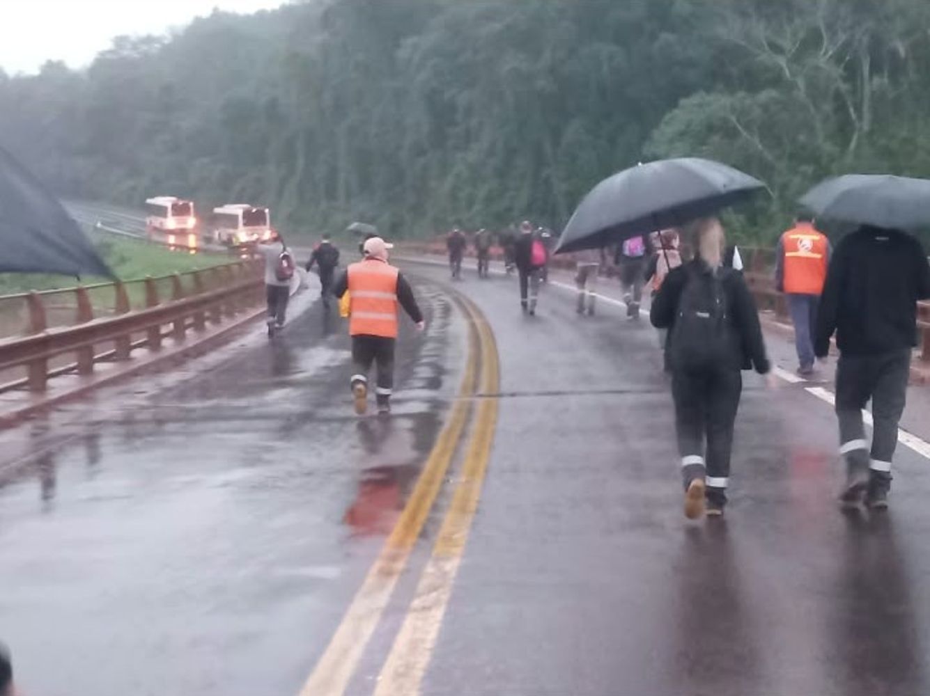 Corte del puente Banana en Piray: la alternativa por ruta implica un desvío de 230 kilómetros.