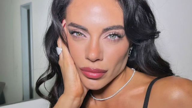Emilia Attias sacó su lado más audaz con un minidress ajustado al cuerpo y se robó todas las miradas: "Jugando"